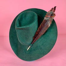 Load image into Gallery viewer, 1940s Green Felt Fedora Hat w/ Painted Plaid Feather