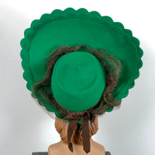 Load image into Gallery viewer, Dramatic 1940s Green Felt Scalloped Halo Hat