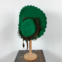 Load image into Gallery viewer, Dramatic 1940s Green Felt Scalloped Halo Hat