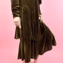 Load image into Gallery viewer, 1920s Brown Velvet Dress with Deco Seaming
