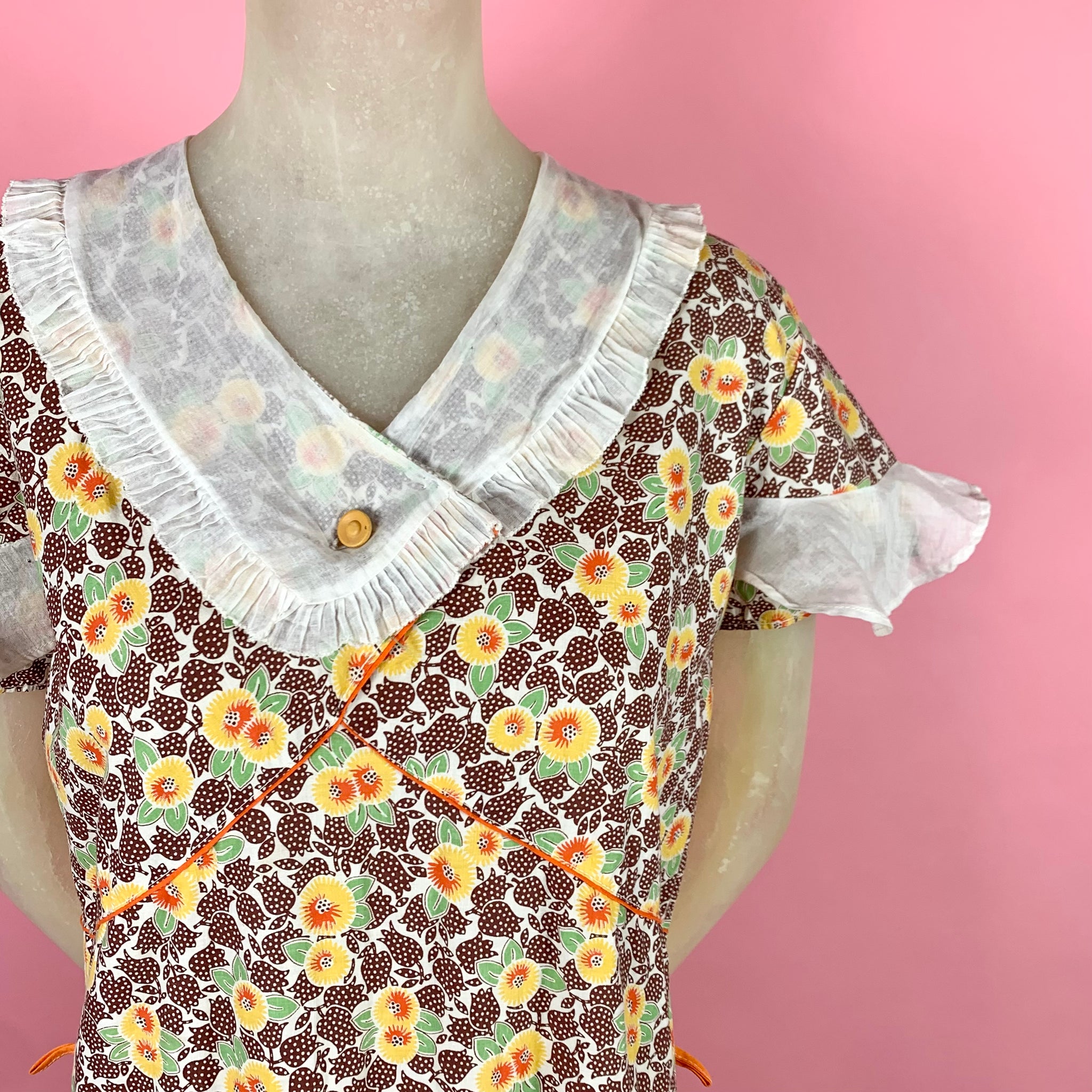 1930s cotton house dress 1930s Deco Printed House Dress w/ Ruffled Collar & Sleeves