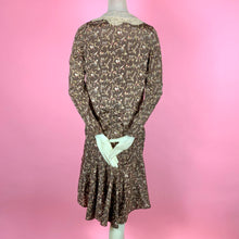 Load image into Gallery viewer, 1920s Whimsical Floral Print Dress w/ Oversized Chiffon &amp; Lace Collar
