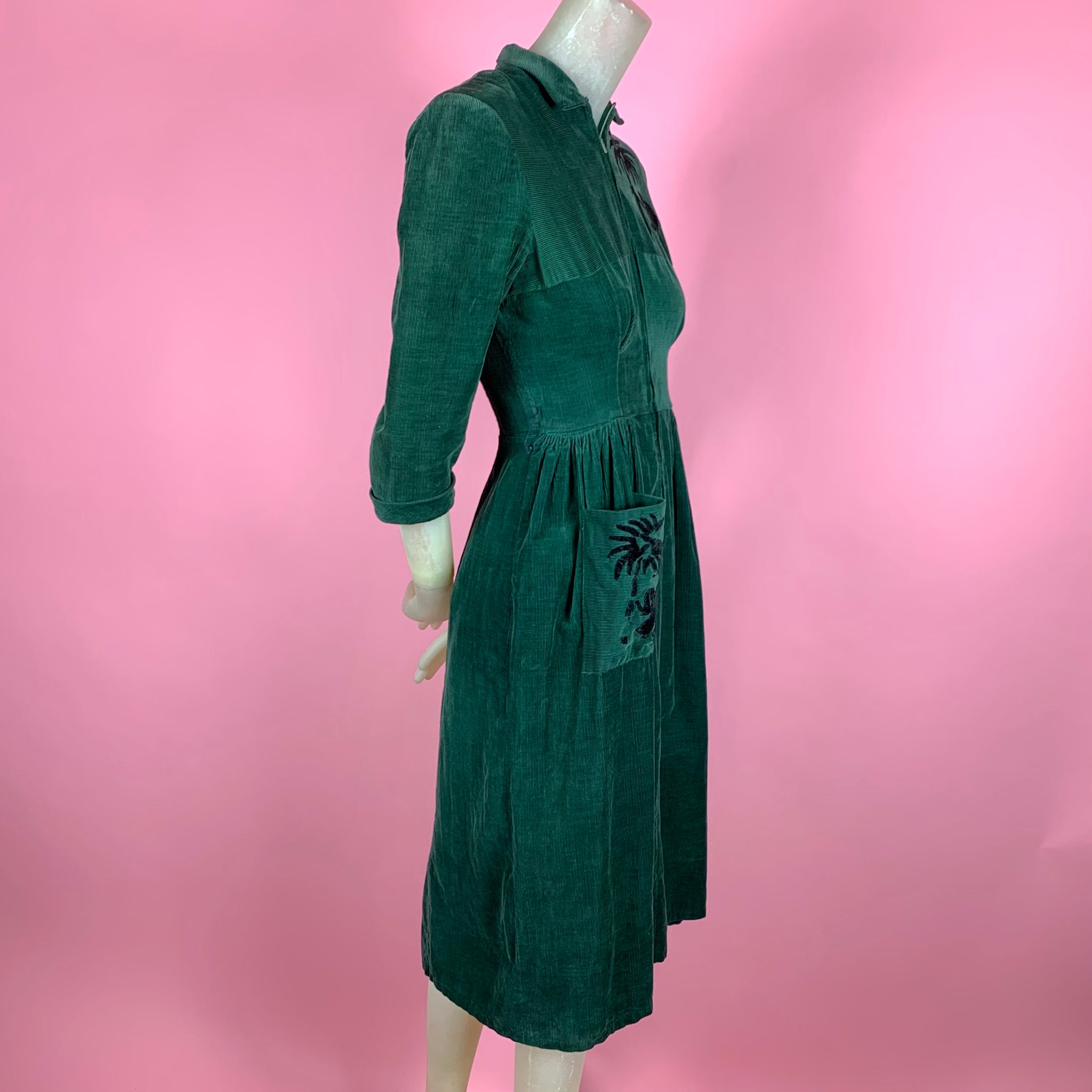 1940s Emerald Green Corduroy Dress w/ Flocked Velvet Elephants Moonbaby Vintage 1940s Emerald Green Corduroy Dress w/ Flocked Velvet Elephants Moonbaby Vintage