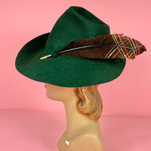 Load image into Gallery viewer, 1940s Green Felt Fedora Hat w/ Painted Plaid Feather
