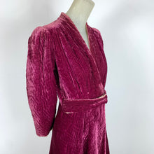 Load image into Gallery viewer, 1930s Quilted Raspberry Velvet Robe
