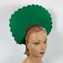Load image into Gallery viewer, Dramatic 1940s Green Felt Scalloped Halo Hat
