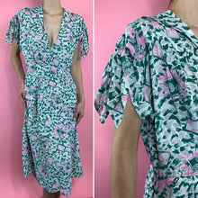 Load image into Gallery viewer, 1940s Cold Rayon Novelty Print Dress With Scarf Shoulder Ties
